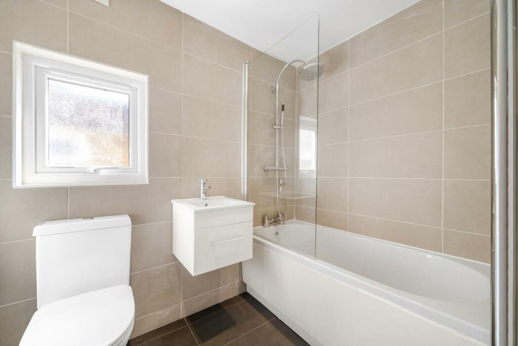Bathroom 2.jpg