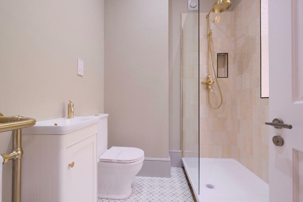 En suite shower room (Bedroom 5)