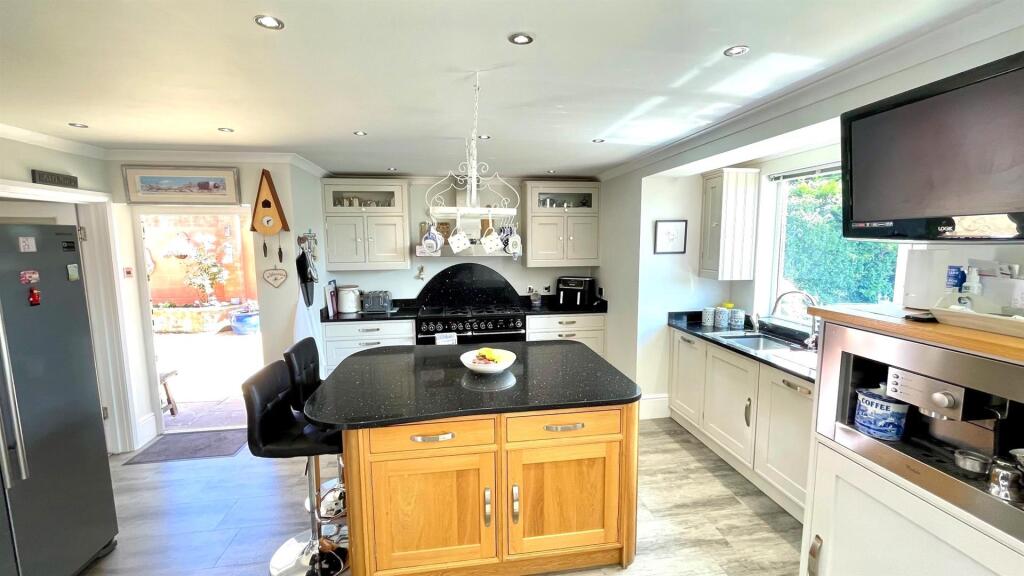 KITCHEN/BREAKFAST AREA