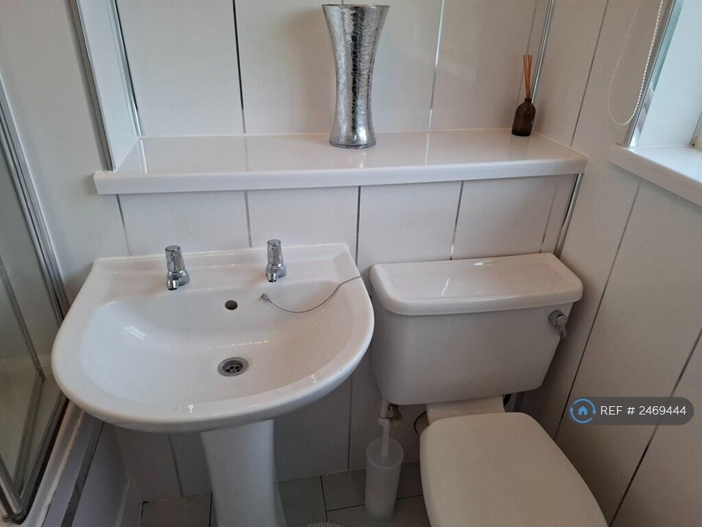 Main Bathroom 