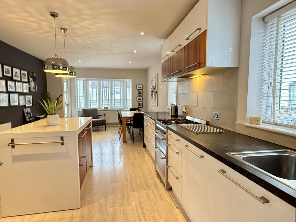 Kitchen/ Dining room