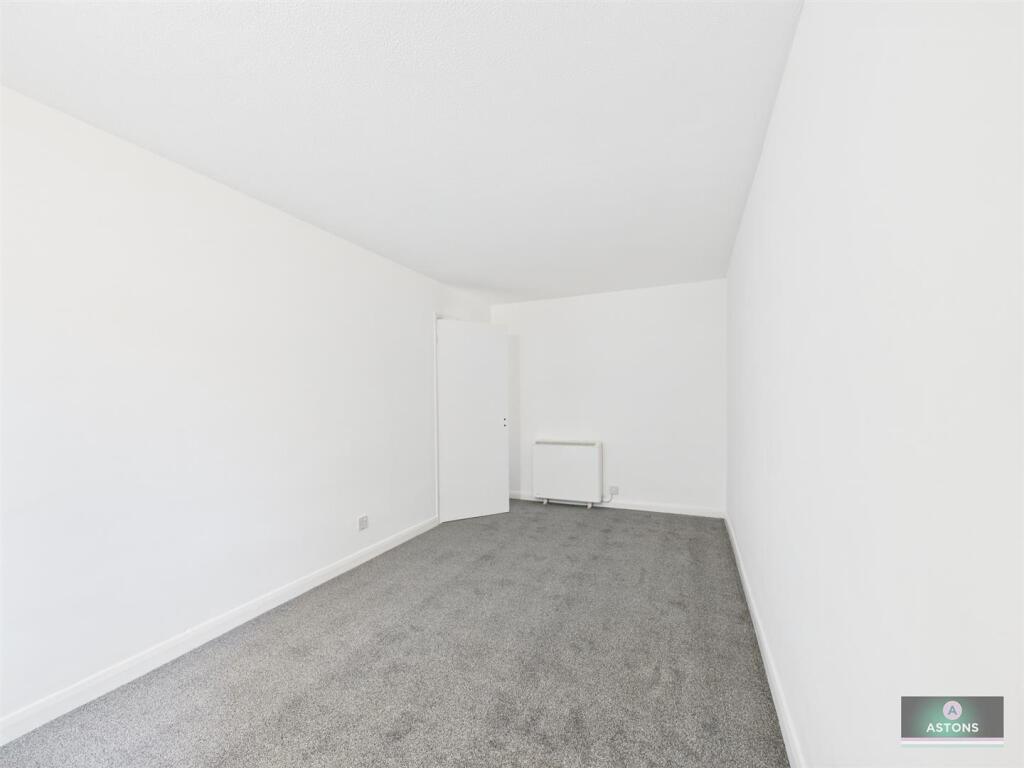 Bedroom 1 2.jpg