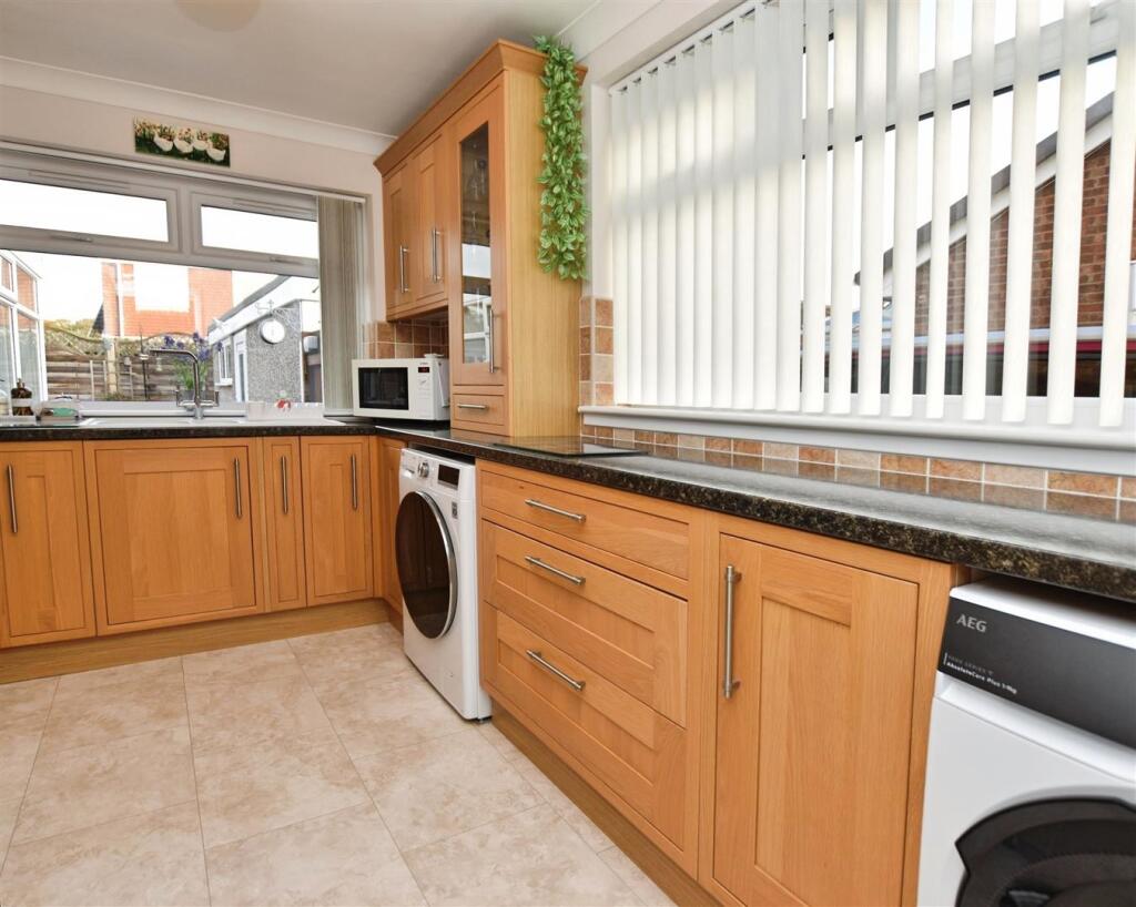 72114056-kitchen 20bb.JPG