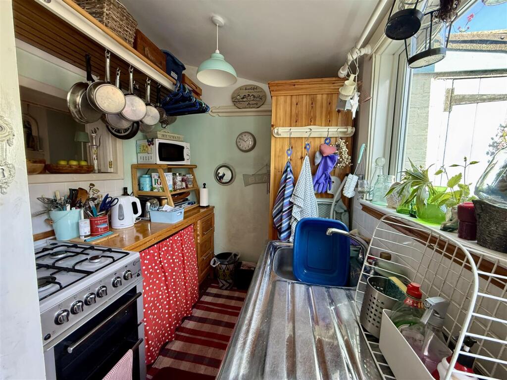 Kitchen: