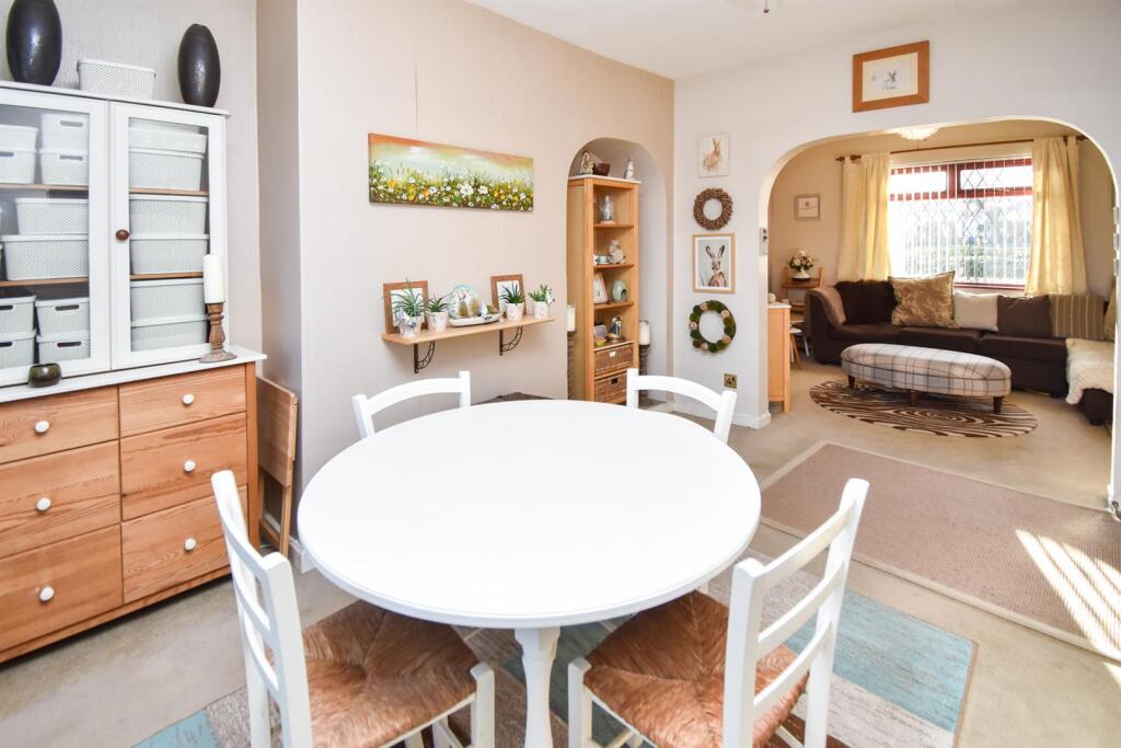 LOUNGE/DINING
