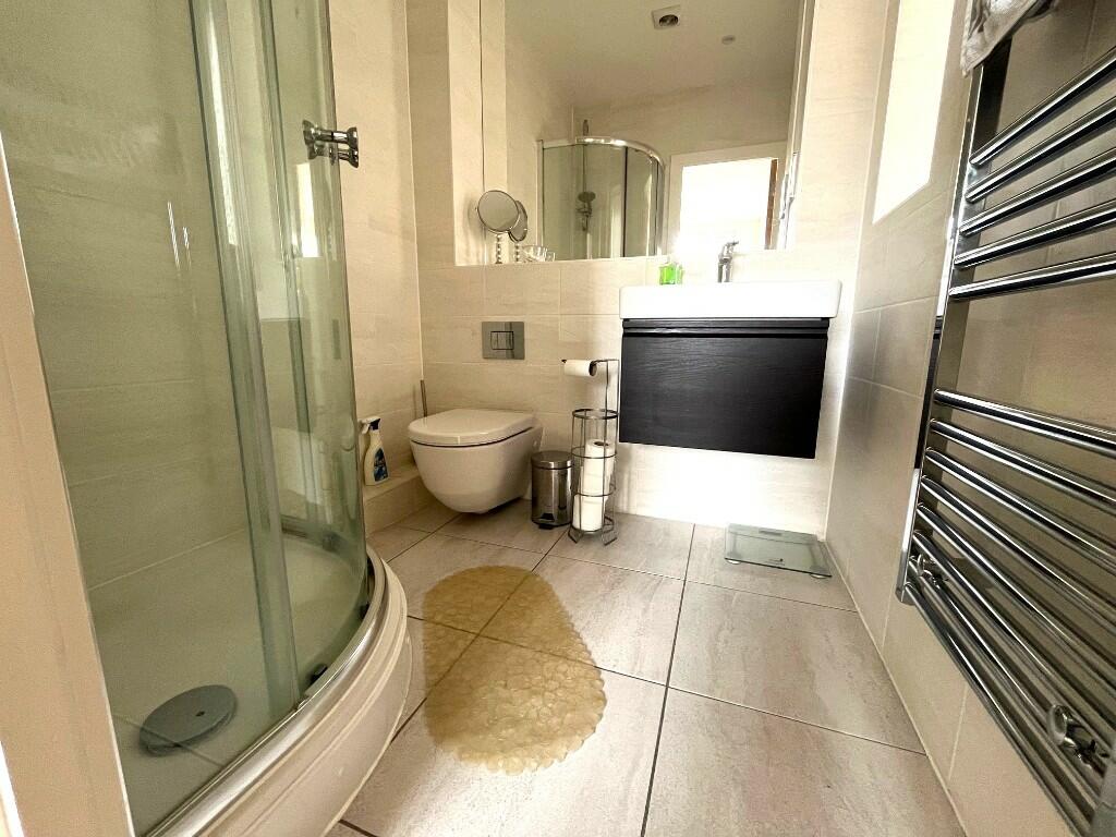 En-suite (bedroom 1)