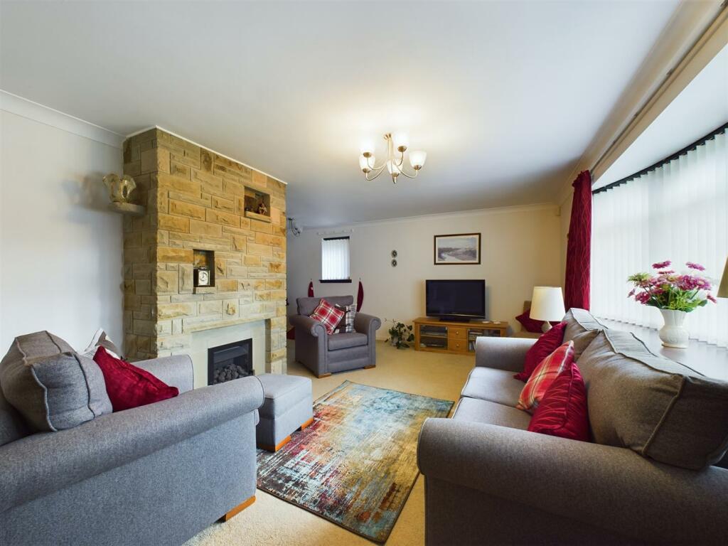 Spacious L-Shaped Lounge