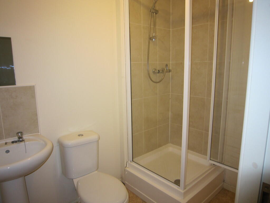 EN-SUITE SHOWER