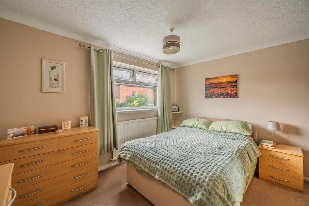 24 Larch Close-5.jpg