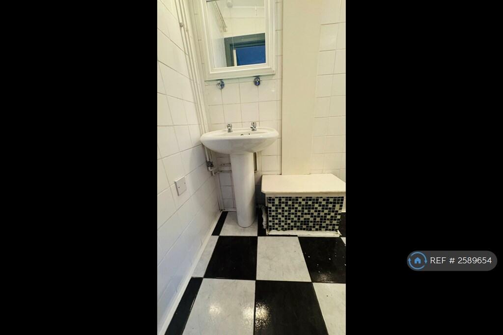 Bedroom 6 Ensuite