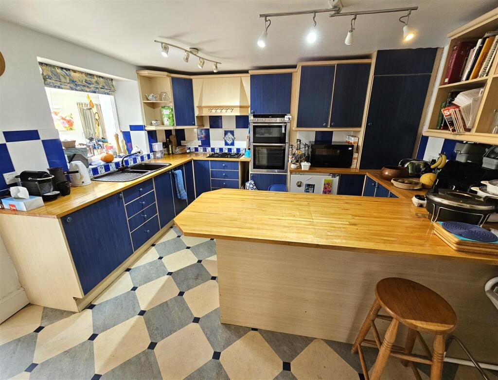 Kitchen Breakfast Room.jpg