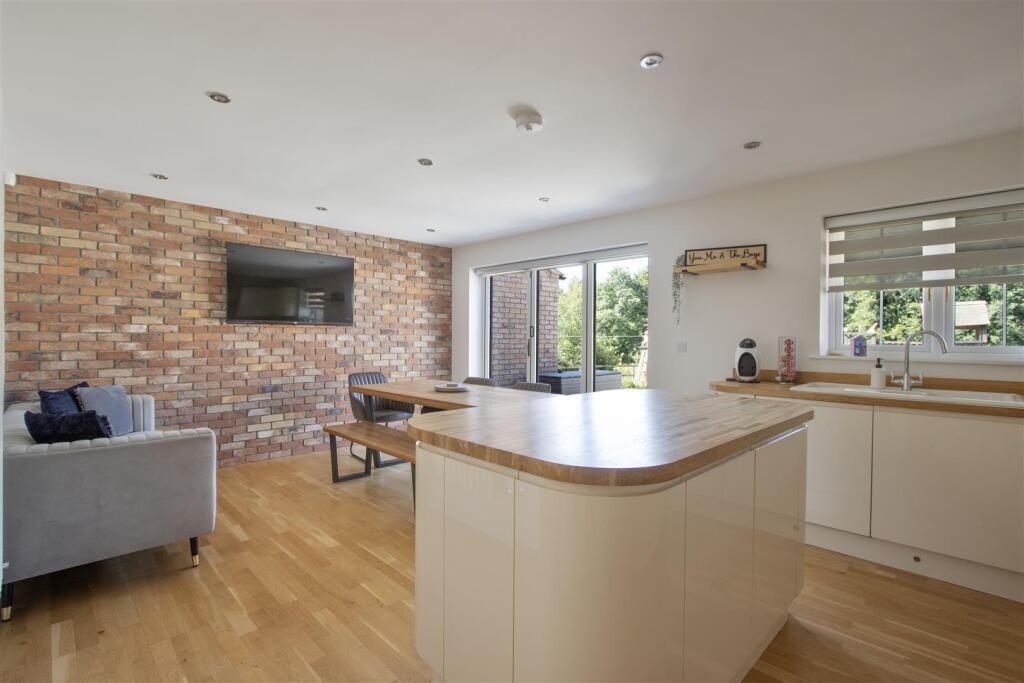 Dining Kitchen - Pic 1