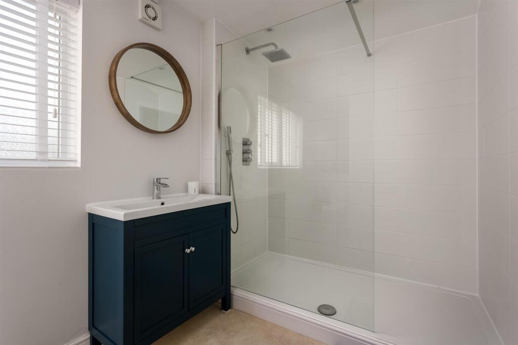 38 - Hilary Cottage - GL7 4HT - Web.jpg