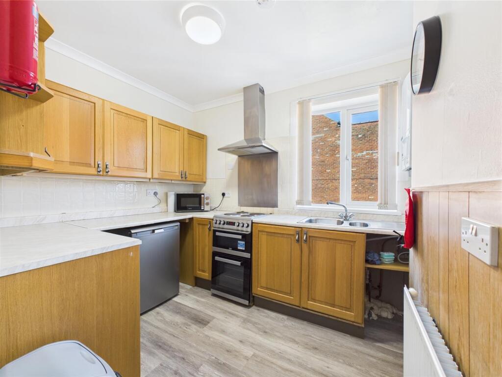 Bedroom/kitchen: