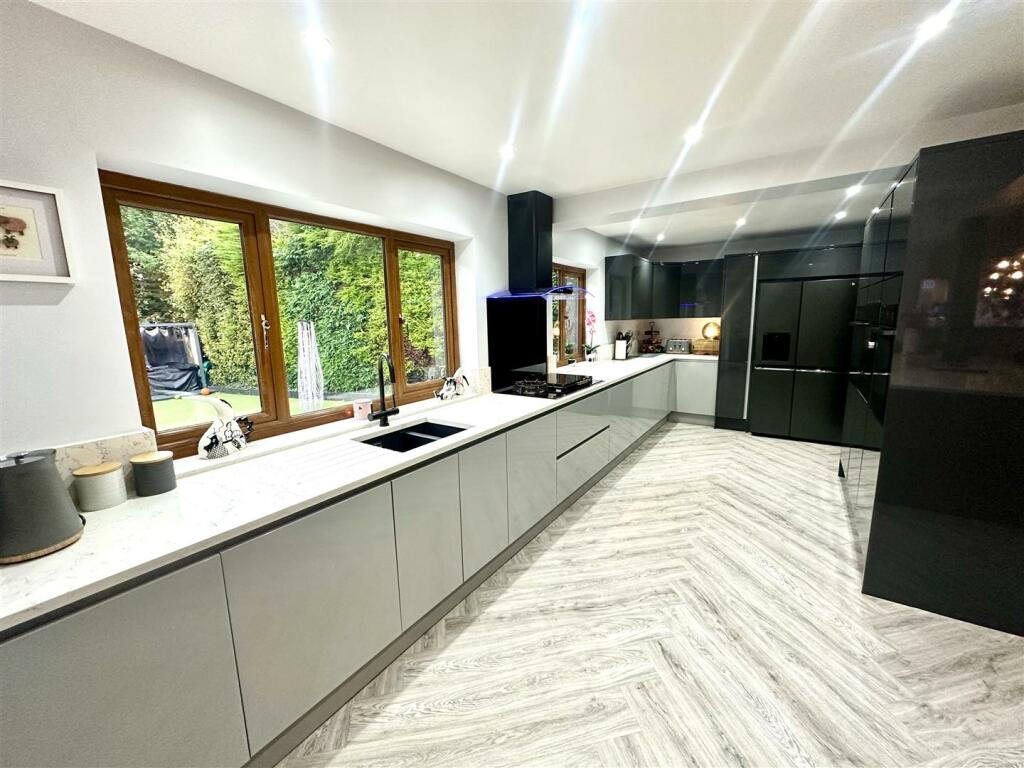 KITCHEN/FAMILY/DINING ROOM
