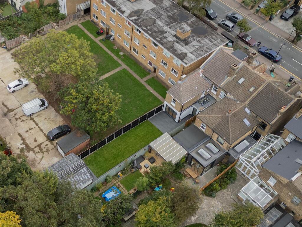Hainault Road, E11