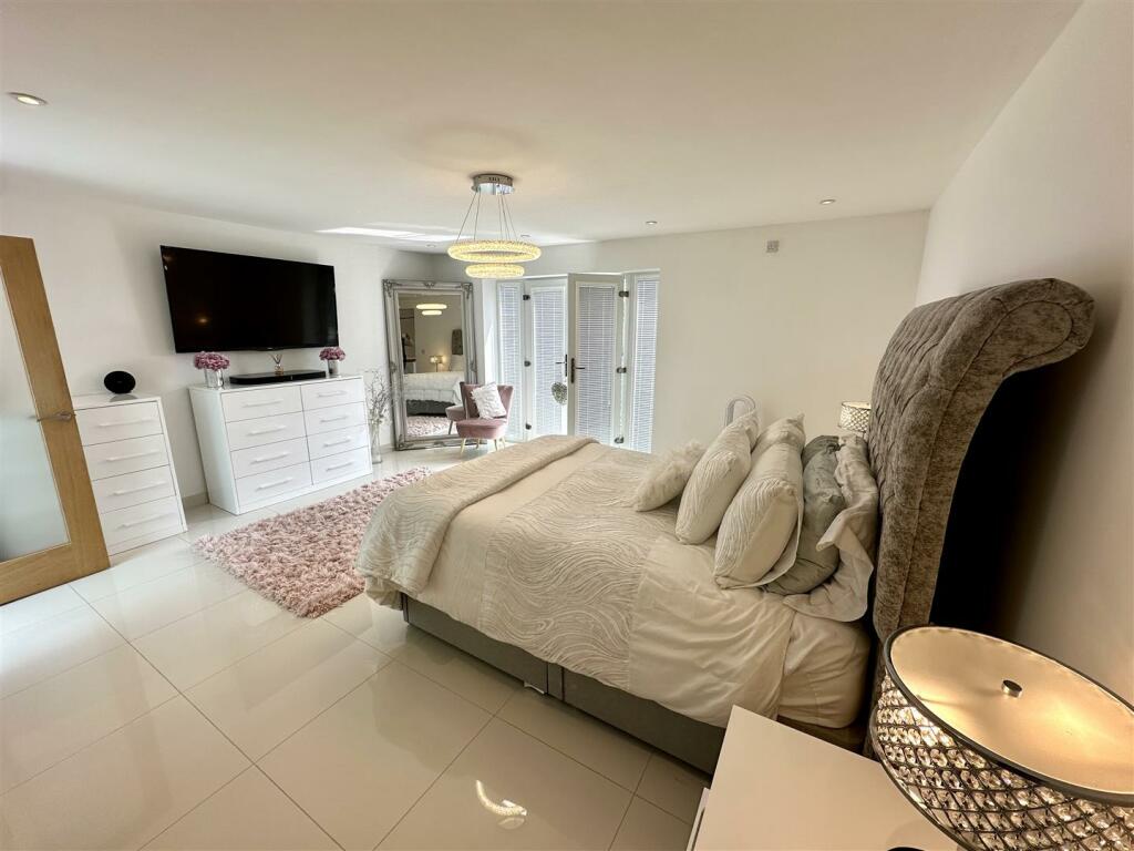 PRINCIPAL BEDROOM