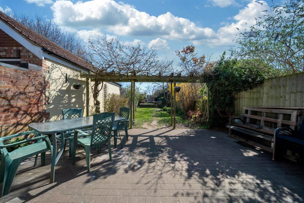 294 Sidegate Lane-11.jpg