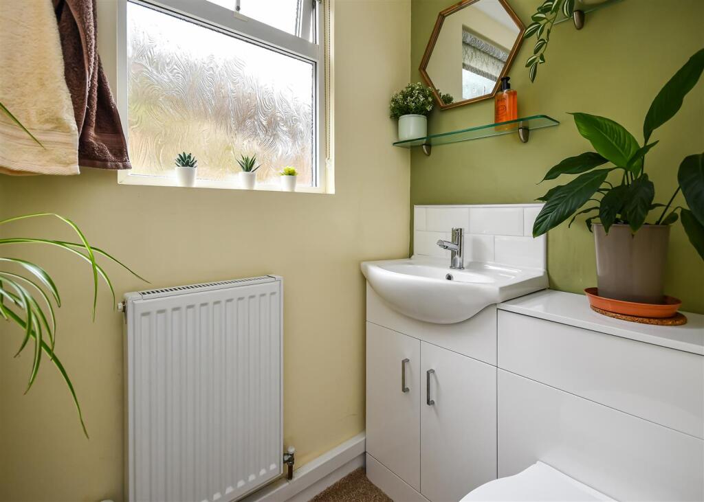 10 Battlefield Lane-Cloakroom.jpg