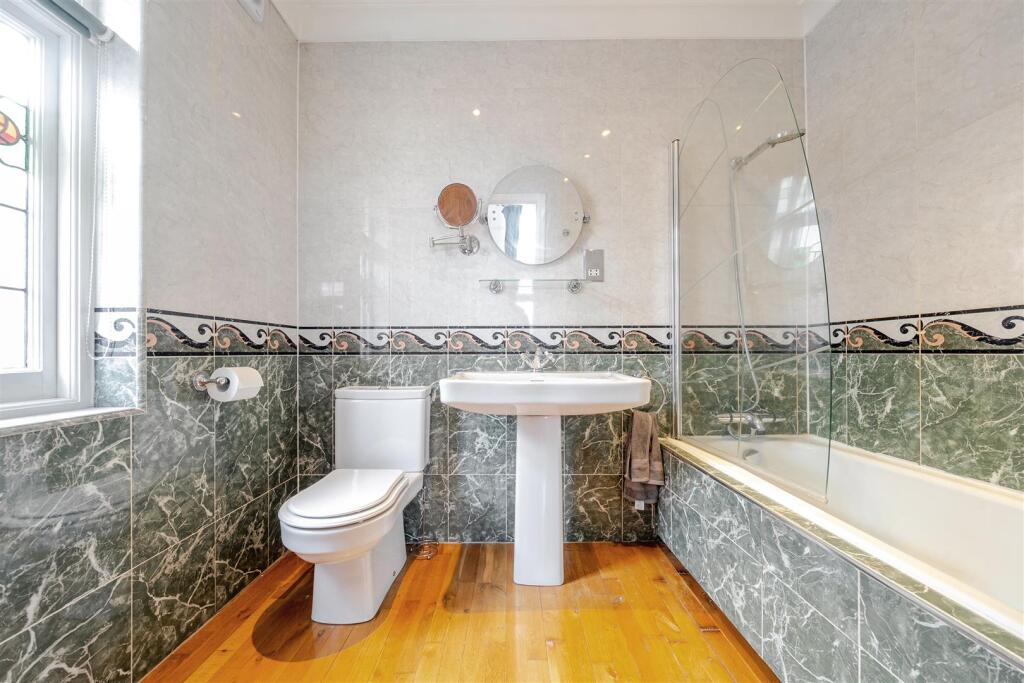 En-Suite Bathroom.jpg