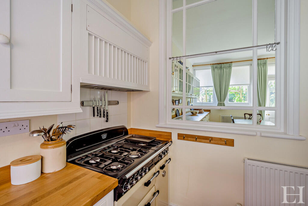 8647635-interiorW...