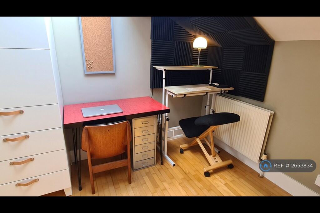 Bedroom 2 - Floor To Ceiling Wardrobe 