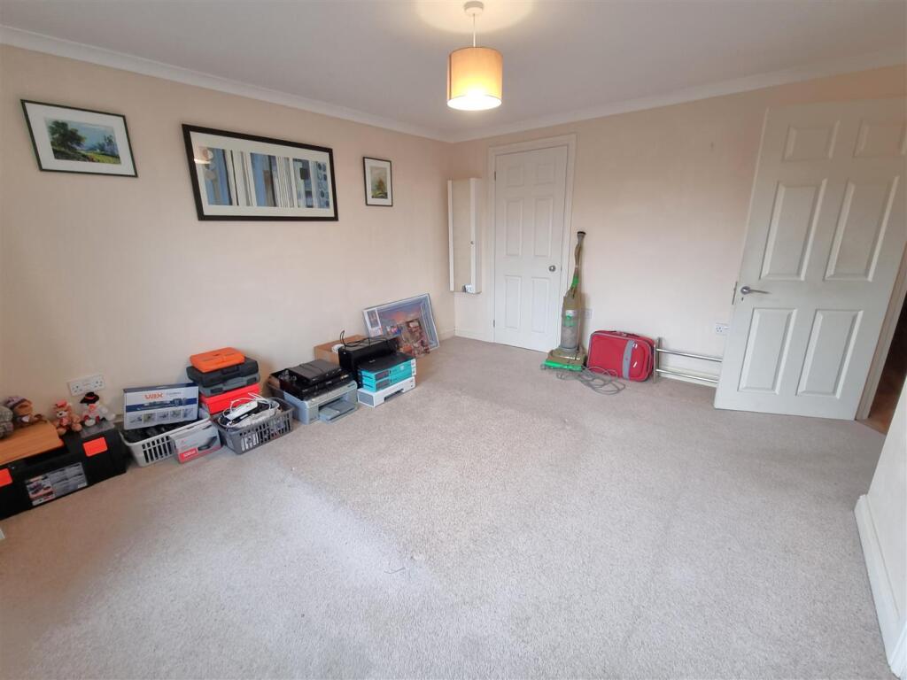 Bedroom 1.jpg