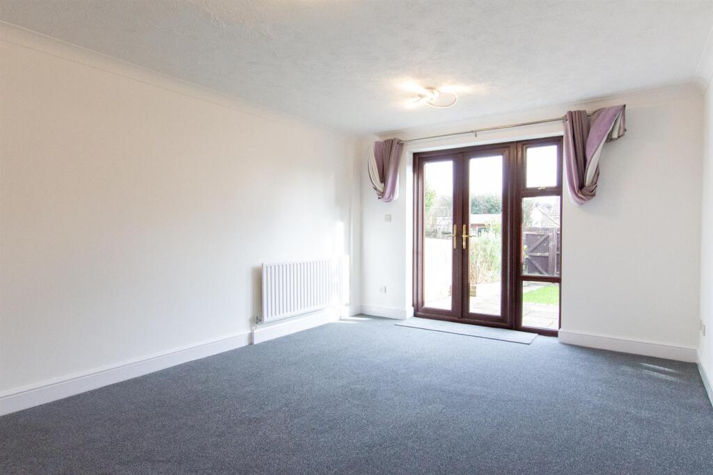 8 Lime Tree Grove - living room-2.jpg