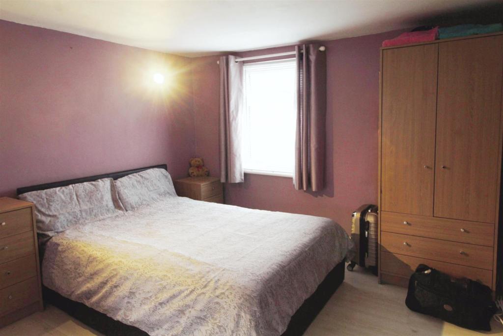 bedroom (1) (1).JPG