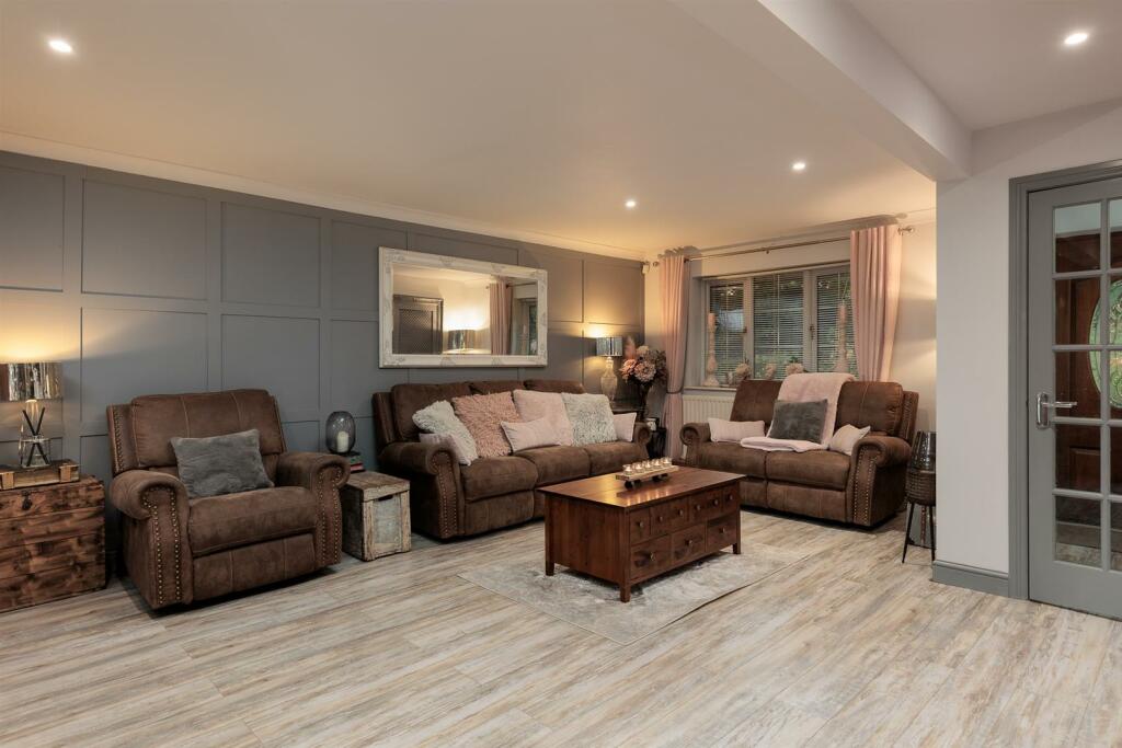 Lounge/Dining Area