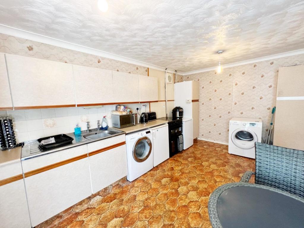 Kitchen pic 4.jpg