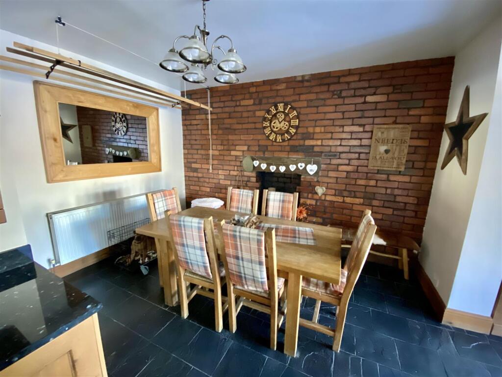 Bramleys Estate Agents - Edge Top - Thornhill - De