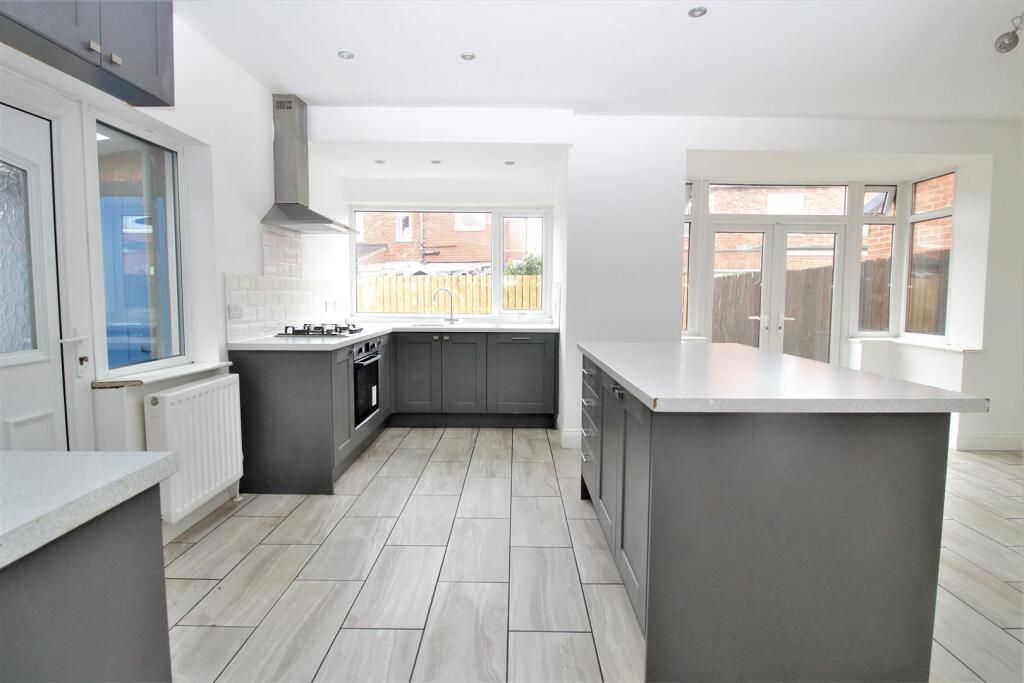 Breakfasting Kitchen with Dining Area