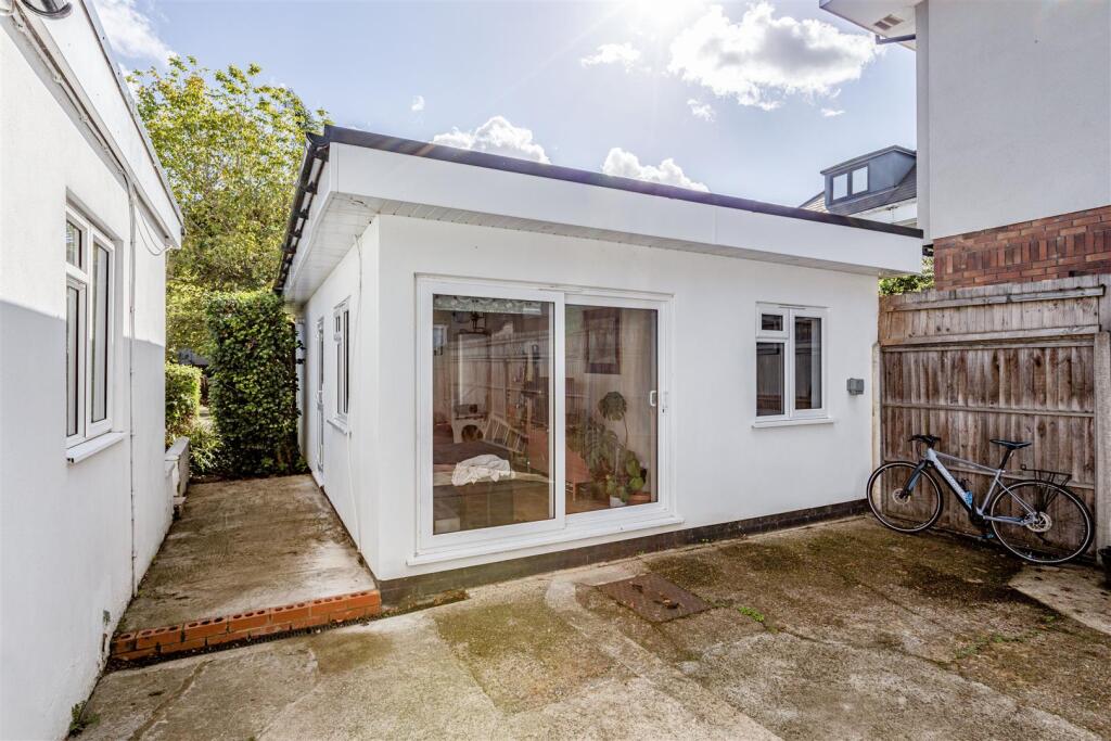 358 Molesey Road, KT12 3PG - 36.jpg