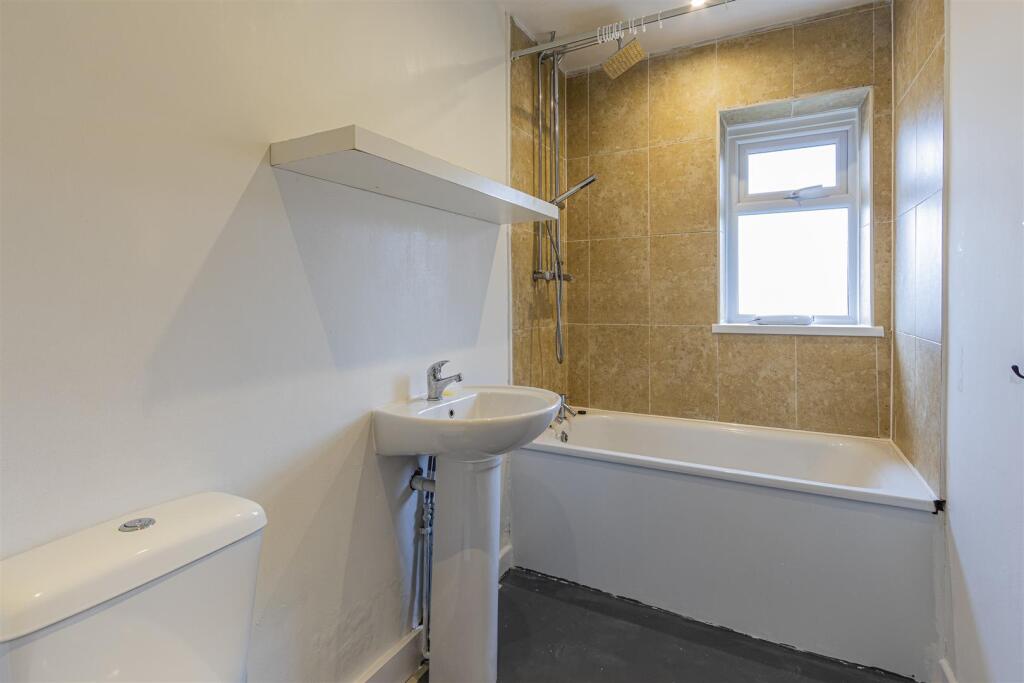 Heol Gwynno bathroom-1.jpg