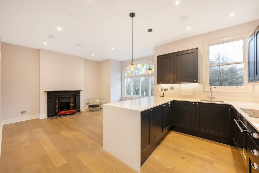 Flat C, 402 Fulham Palace Road Lo-2.jpg