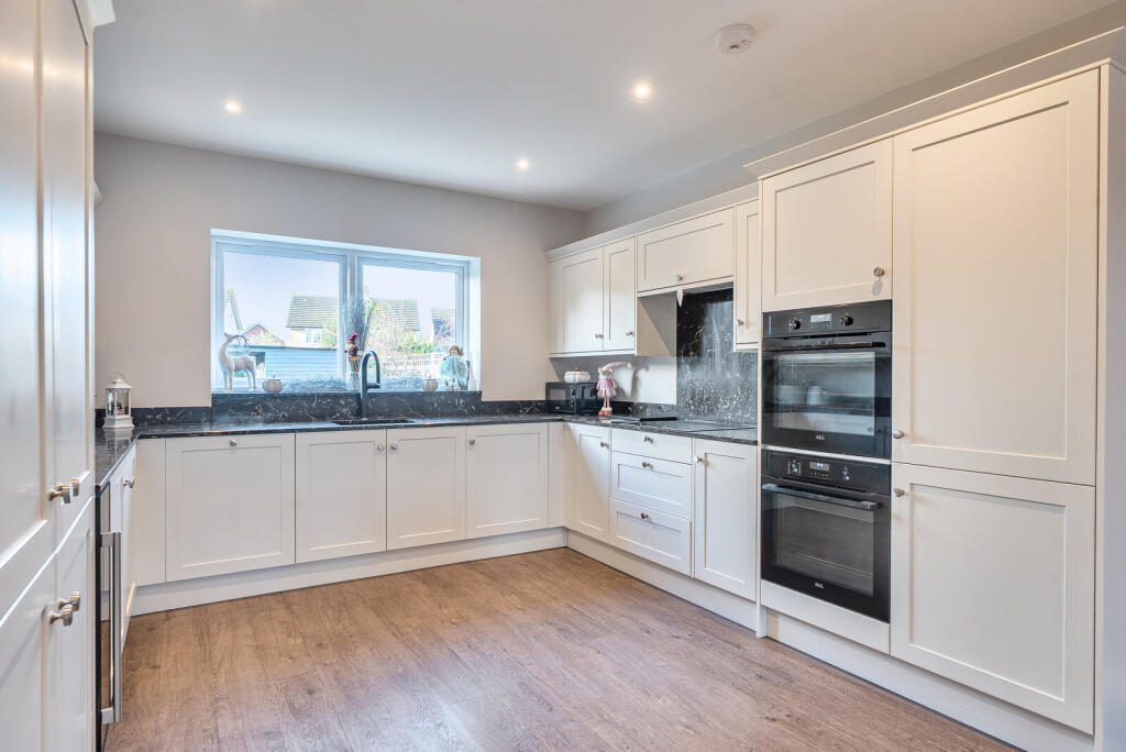 1385319-12-692ed9...