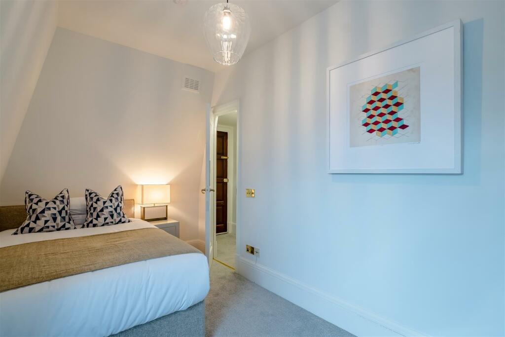 8447041-interior18.jpg