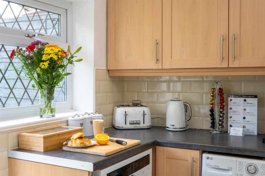 ejf8yhkzfmojpi9j3dkb (1).jpg