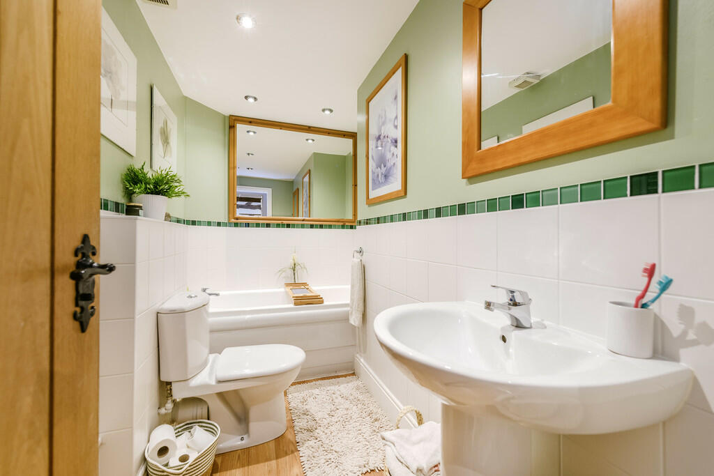 Main Bathroom 