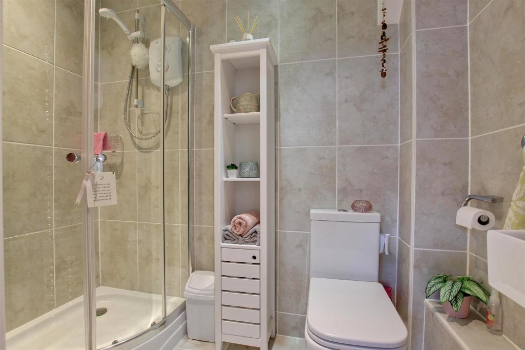 SHOWER ROOM/W.C.