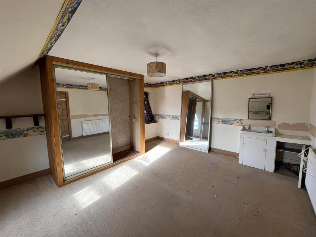 BEDROOM 2