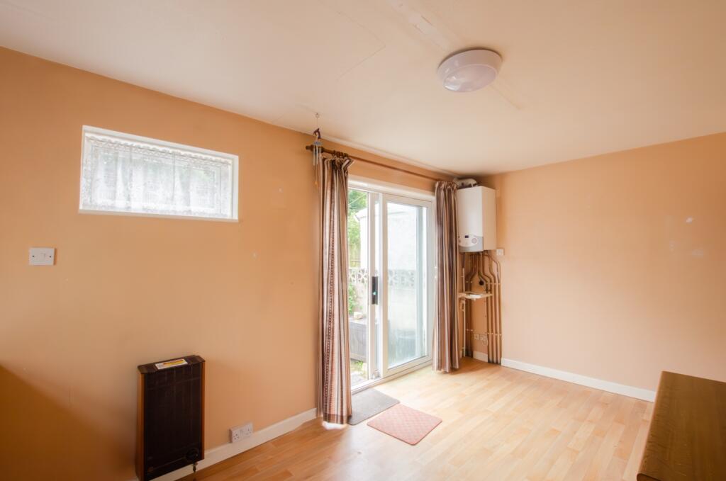 79 Margaret Crescent - TPS Bodmin 01208 74182-3