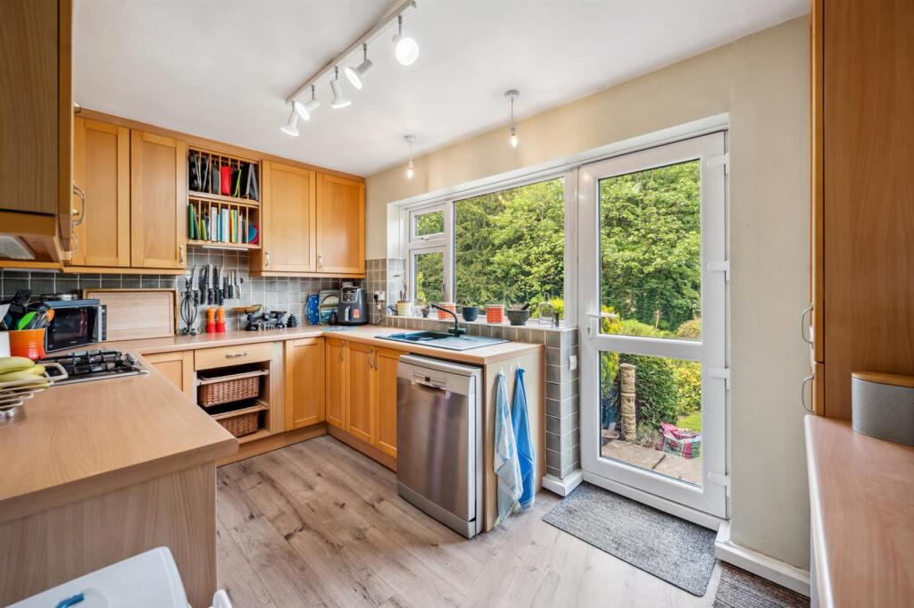 Kitchen towards rear garden.jpg