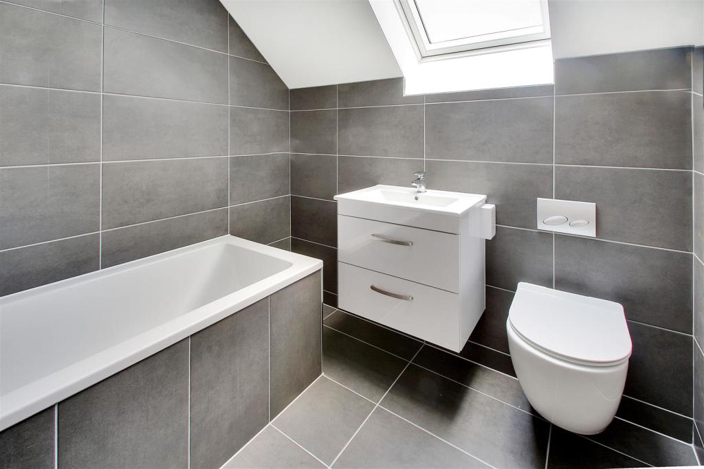 Bedroom Suite Bathroom (ii).jpg