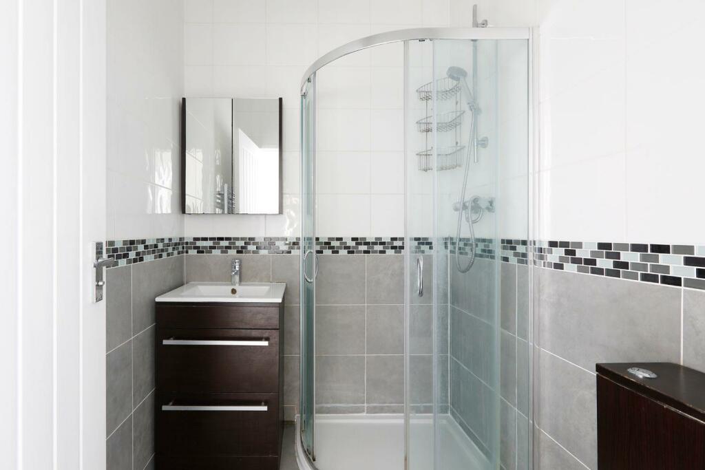 Shower room 2.jpeg