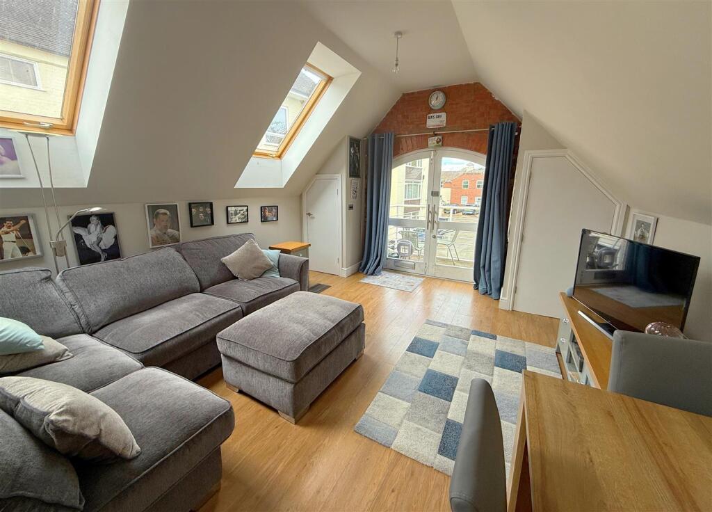 Living Dining Area