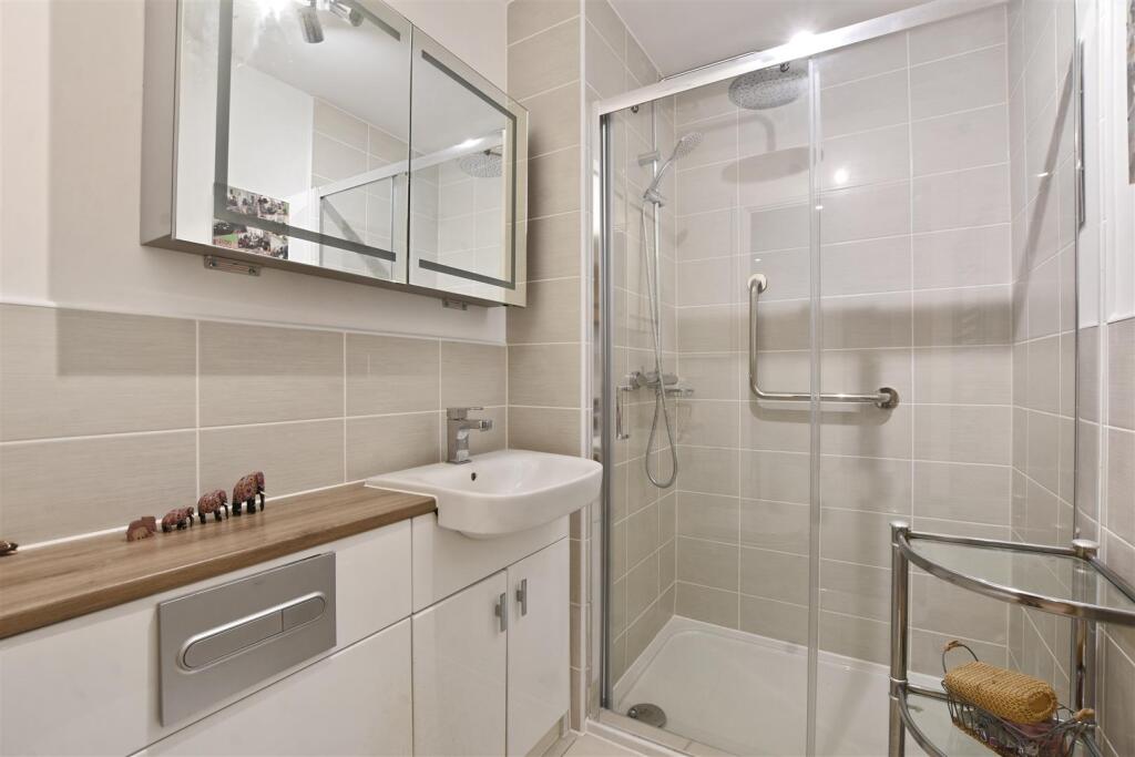 14-4fefGCMCS - 22 Mountbatten House - Shower 2 -Or