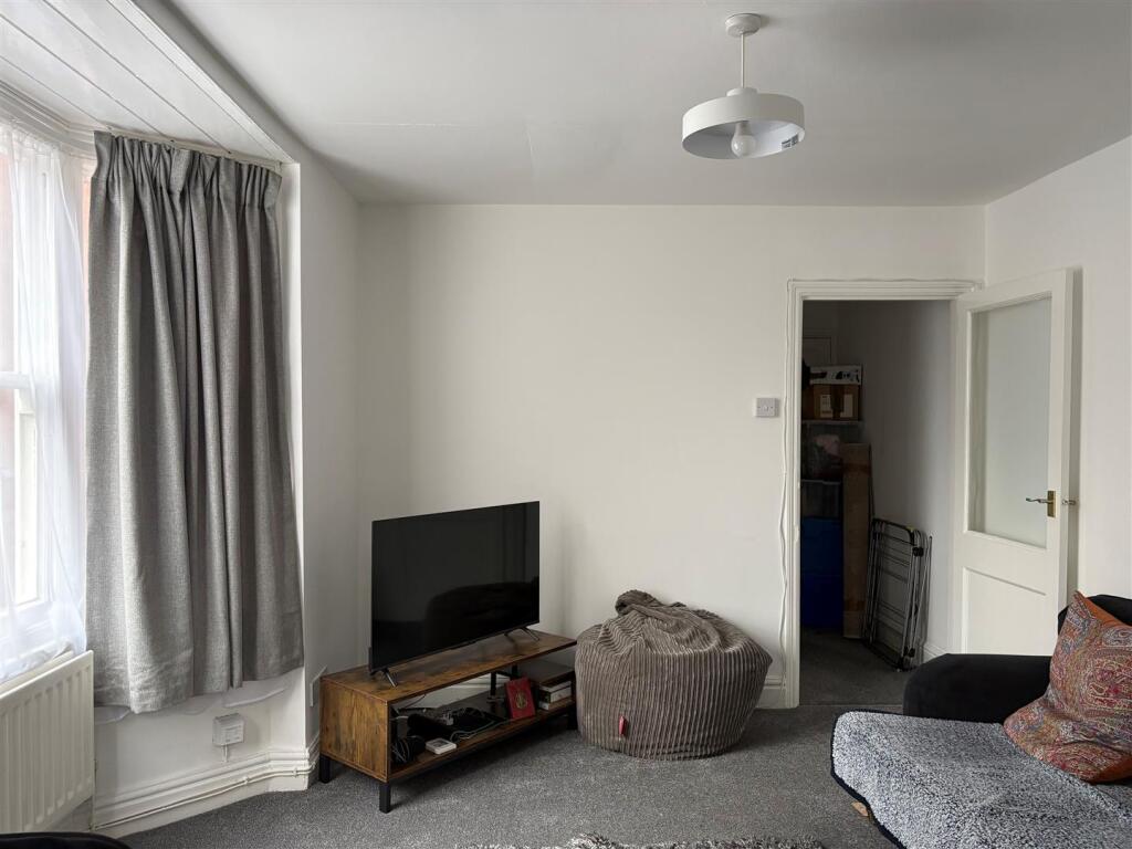 14b Badby Rd - Living Room (1).jpg