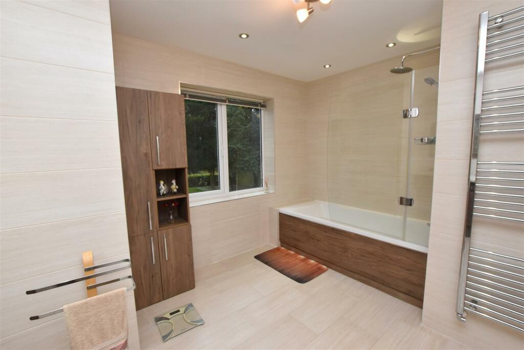 FAMILY BATHROOM/WC